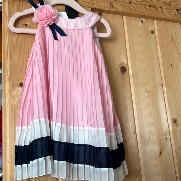 Rare Editions Other - Pleated dress with flower